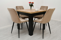 Kwadratowy rozkładany stół S-44 oraz welurowe krzesła na metalowych nogach
