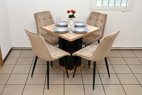 Funkcjonalny, rozkładany stół Igor lam oraz krzesła Welur