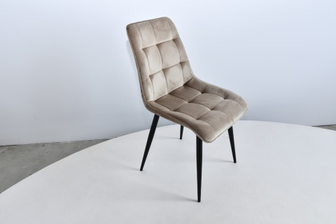 Funkcjonalny, rozkładany stół Igor lam oraz krzesła Welur