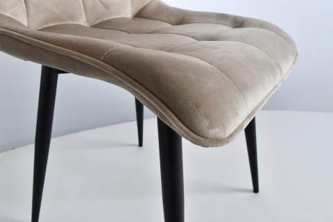 Funkcjonalny, rozkładany stół Igor lam oraz krzesła Welur