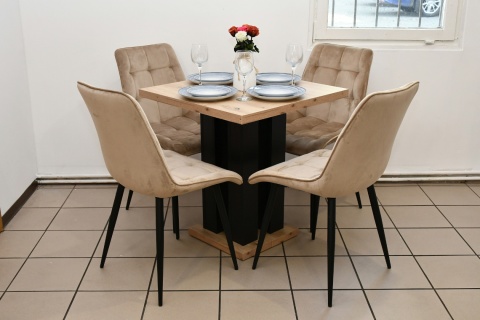 Funkcjonalny, rozkładany stół Igor lam oraz krzesła Welur