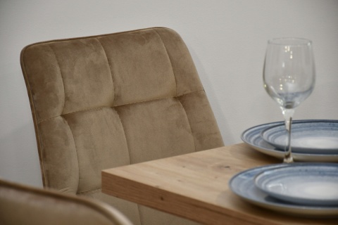 Funkcjonalny, rozkładany stół Igor lam oraz krzesła Welur