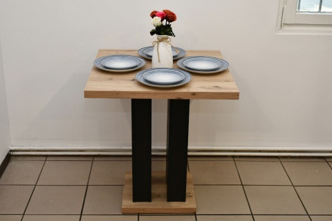 Funkcjonalny, rozkładany stół Igor lam oraz krzesła Welur