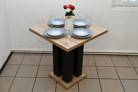 Funkcjonalny, rozkładany stół Igor lam oraz krzesła Welur