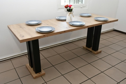 Funkcjonalny, rozkładany stół Igor lam oraz krzesła Welur