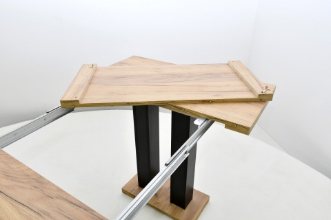 Funkcjonalny, rozkładany stół Igor lam oraz krzesła Welur