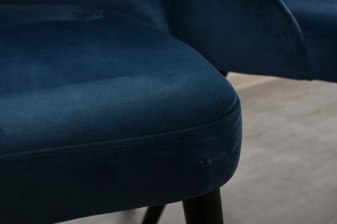 Okrągły stół z lamelami i maskownicą Lamel Fit oraz krzesła K-78