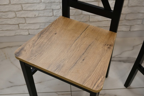 Loftowy, okrągły stół Lamel fit oraz krzesła Krzyżak