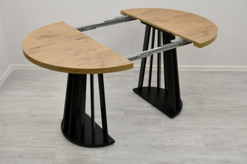 Loftowy, okrągły stół Lamel fit oraz profilowane krzesła Luna 1