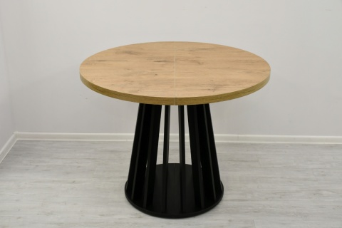Loftowy, okrągły stół Lamel fit oraz krzesła Krzyżak