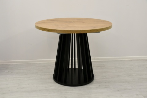 Loftowy, okrągły stół Lamel fit oraz krzesła Krzyżak