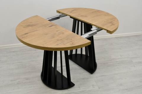 Loftowy, okrągły stół Lamel fit oraz krzesła Krzyżak